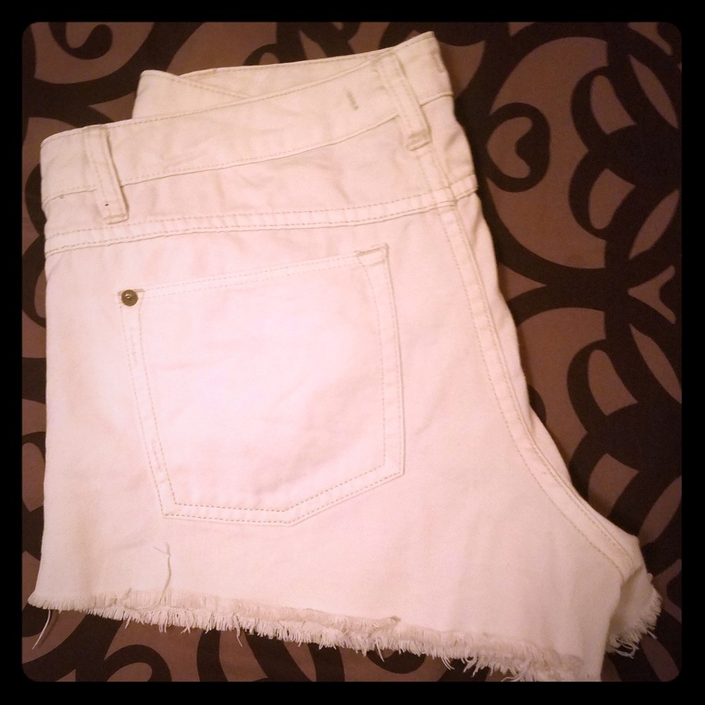 Free People cut-offs in cream size 30